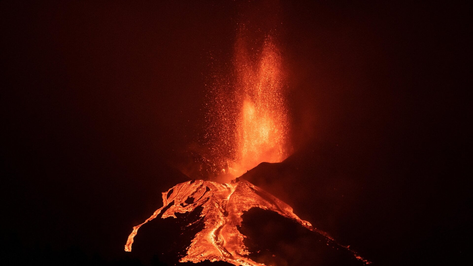 A Drone Will Rescue Three Dogs Trapped by La Palma Volcanic Eruption — Gizmodo